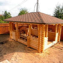 Беседка на садовом участке в Чеховском районе. Выполнена из оцилиндровенного бревна.