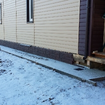 Отделка цоколя сайдингом